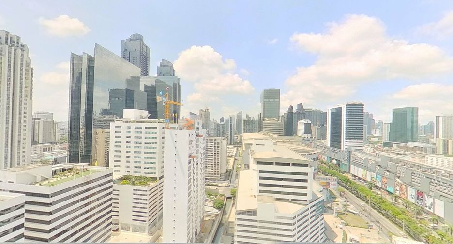 For rent 3 bedrooms apartment in Huai Khwang, Bangkok