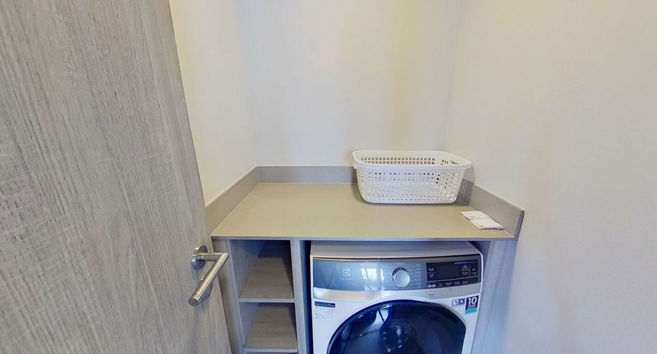 For rent 3 bedrooms apartment in Huai Khwang, Bangkok