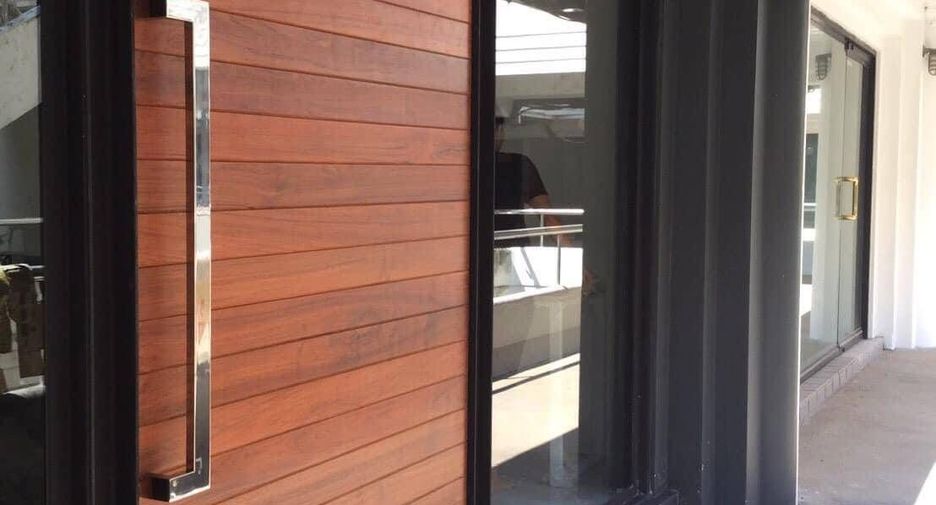 For rent 4 bedrooms retail Space in Watthana, Bangkok