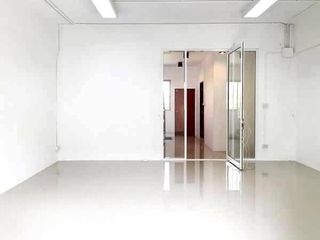 For rent 4 bedrooms retail Space in Watthana, Bangkok