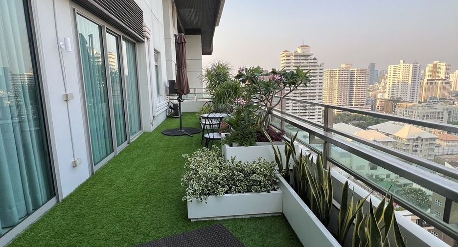 For rent 2 bedrooms condo in Khlong Toei, Bangkok