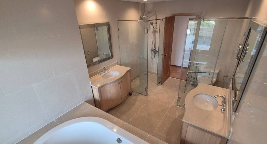 For rent 3 bedrooms condo in Sathon, Bangkok