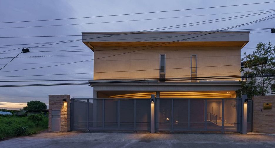 For sale 5 bedrooms house in Bang Phlat, Bangkok