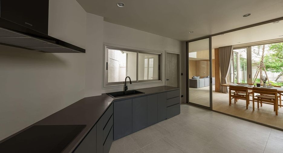 For sale 5 bedrooms house in Bang Phlat, Bangkok