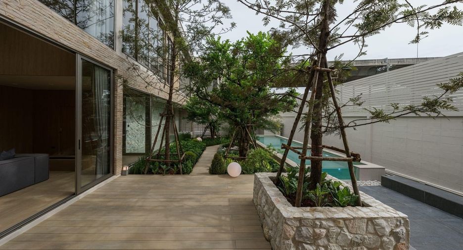 For sale 5 bedrooms house in Bang Phlat, Bangkok