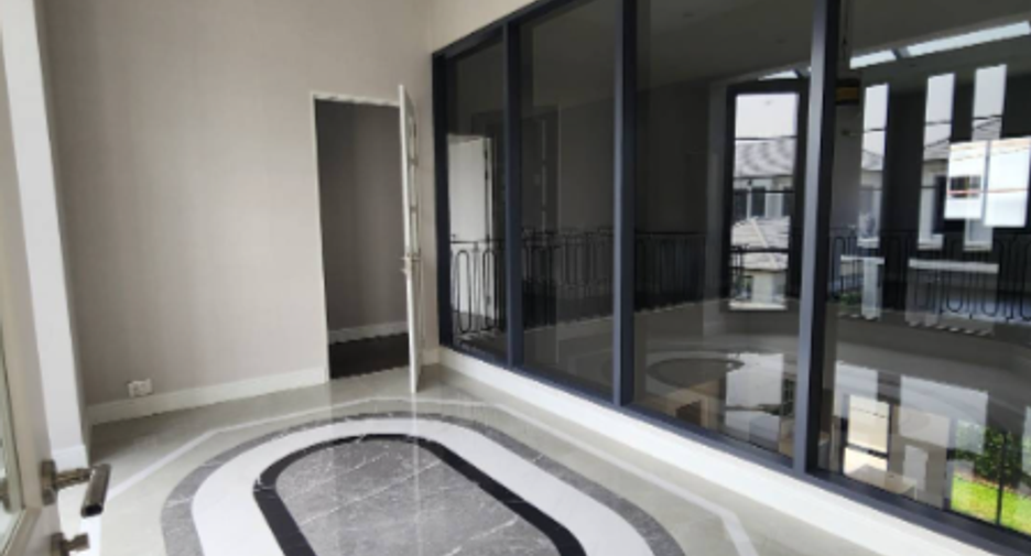 For sale 4 bedrooms house in Bang Kapi, Bangkok