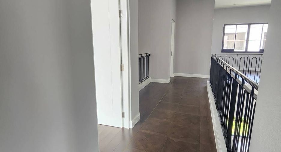 For sale 4 bedrooms house in Bang Kapi, Bangkok
