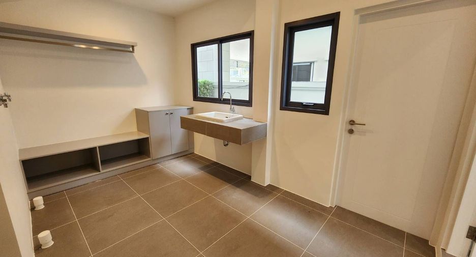 For sale 4 bedrooms house in Bang Kapi, Bangkok