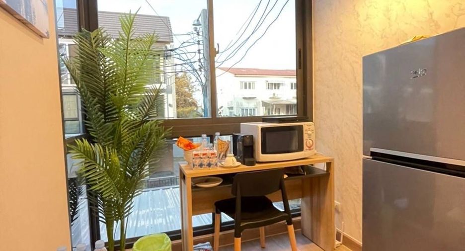 For rent 6 bedrooms townhouse in Lat Phrao, Bangkok