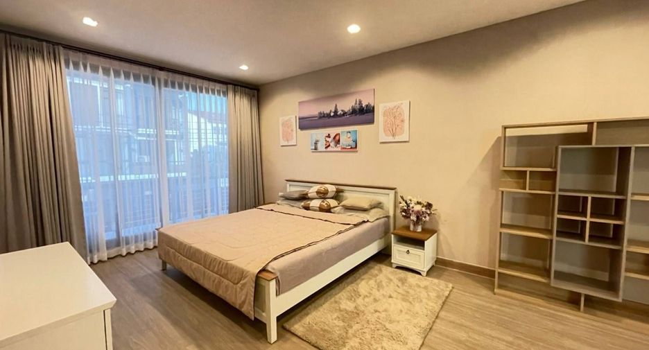 For rent 6 bedrooms townhouse in Lat Phrao, Bangkok