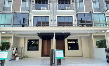 For rent 6 bedrooms townhouse in Lat Phrao, Bangkok
