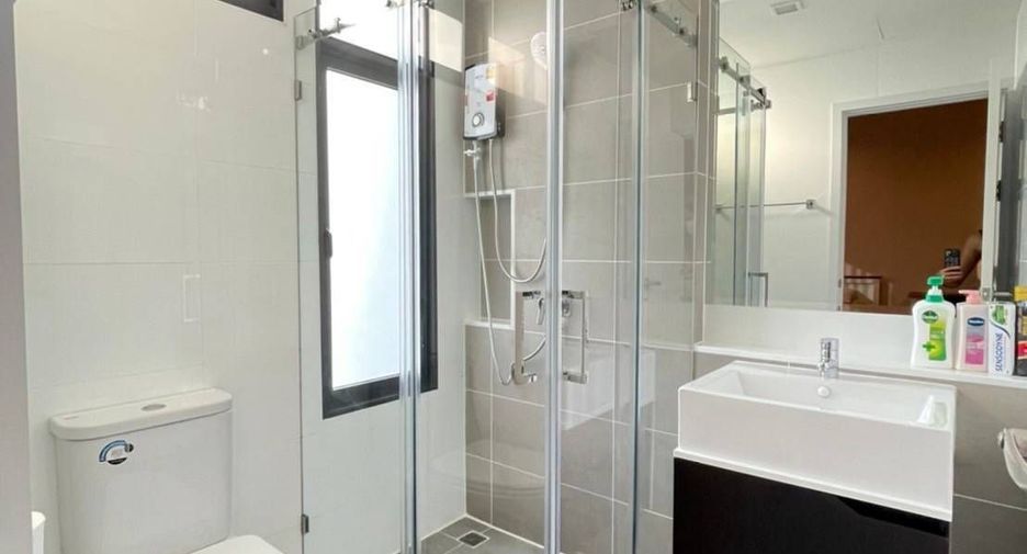 For rent 6 bedrooms townhouse in Lat Phrao, Bangkok