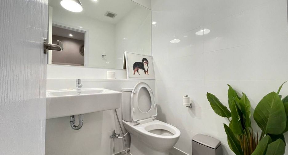 For rent 6 bedrooms townhouse in Lat Phrao, Bangkok