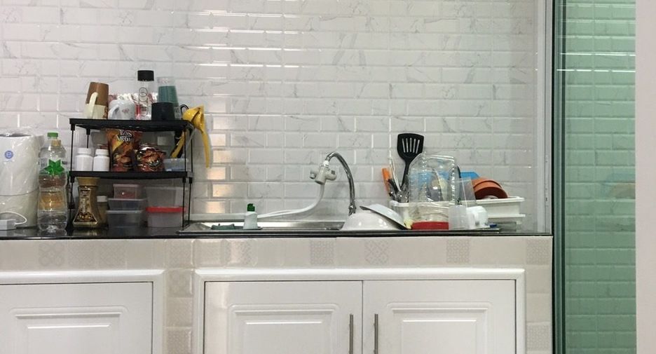 For sale 4 bedrooms townhouse in Mueang Samut Prakan, Samut Prakan