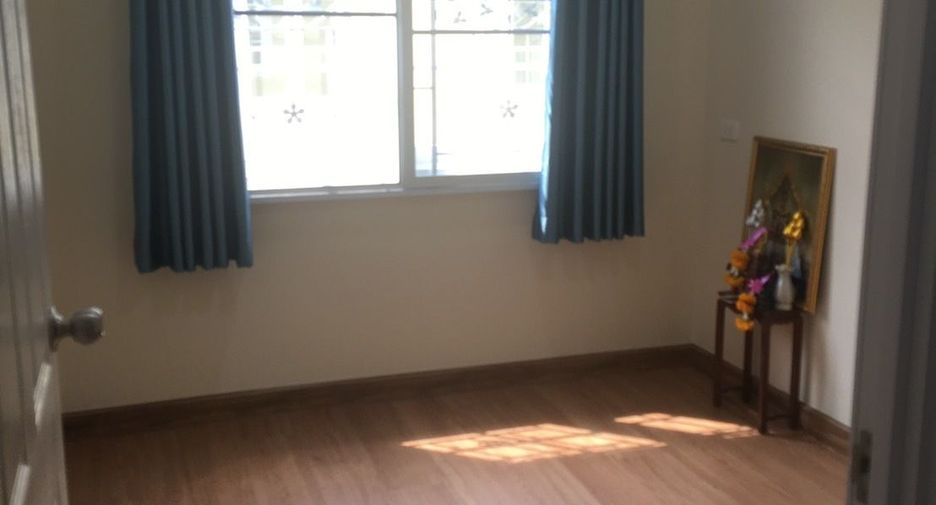 For sale 4 bedrooms townhouse in Mueang Samut Prakan, Samut Prakan