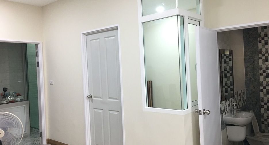 For sale 4 bedrooms townhouse in Mueang Samut Prakan, Samut Prakan