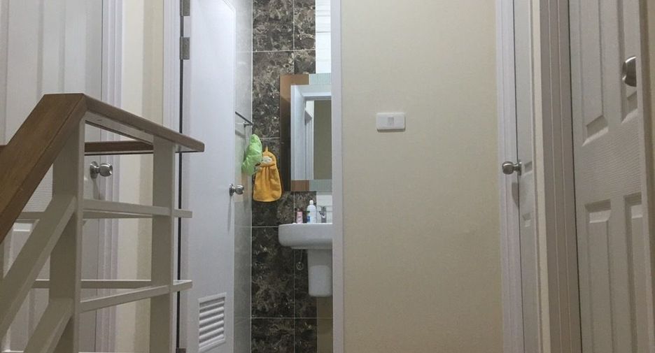 For sale 4 bedrooms townhouse in Mueang Samut Prakan, Samut Prakan