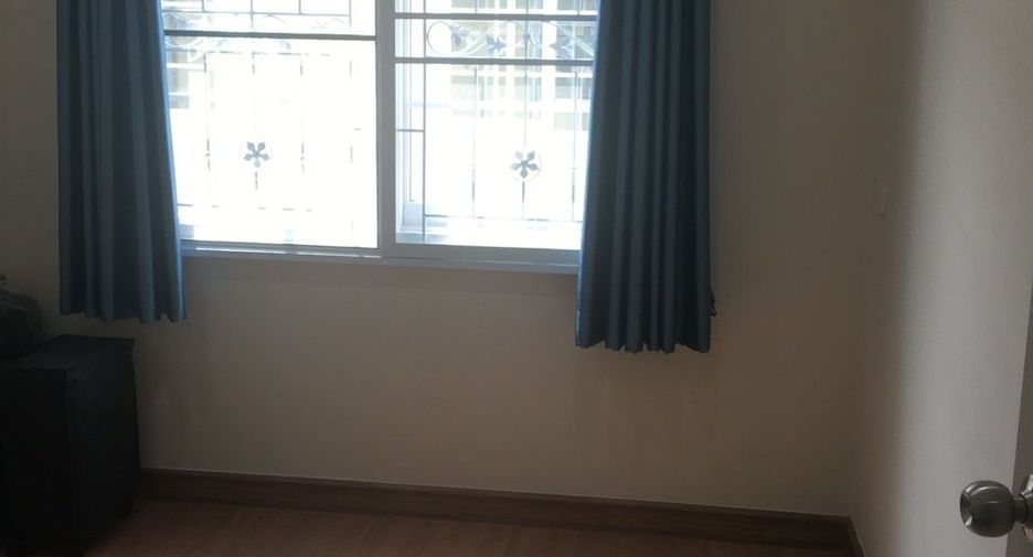 For sale 4 bedrooms townhouse in Mueang Samut Prakan, Samut Prakan