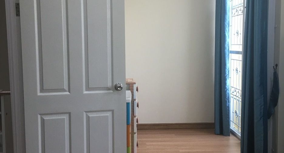 For sale 4 bedrooms townhouse in Mueang Samut Prakan, Samut Prakan