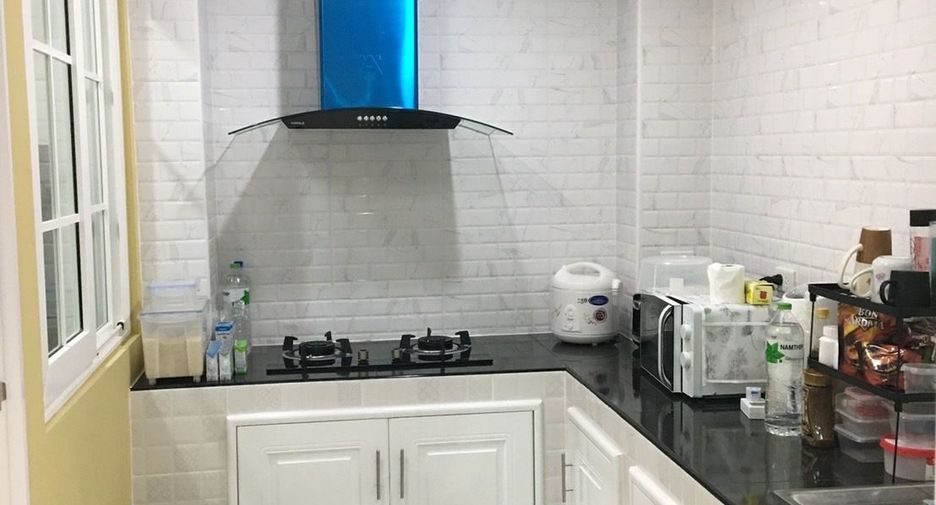 For sale 4 bedrooms townhouse in Mueang Samut Prakan, Samut Prakan