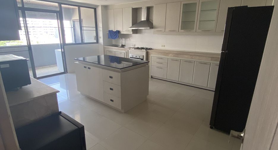 For rent 3 bedrooms apartment in Watthana, Bangkok