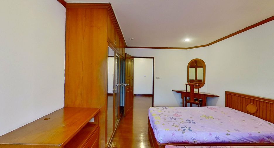 For sale 4 bedrooms condo in Watthana, Bangkok
