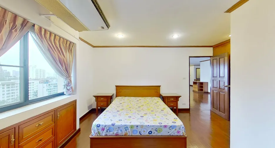For sale 4 bedrooms condo in Watthana, Bangkok