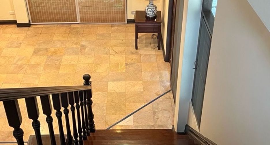 For sale 4 bedrooms townhouse in Pathum Wan, Bangkok