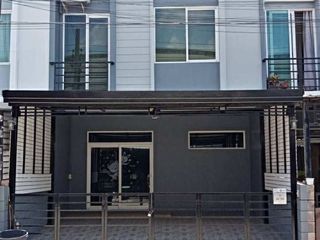Casa adosada en venta de 3 habitaciones en Bang Sao Thong, Samut Prakan