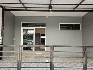 Casa adosada en venta de 3 habitaciones en Bang Sao Thong, Samut Prakan