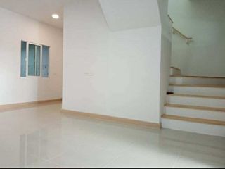 Casa adosada en venta de 3 habitaciones en Bang Sao Thong, Samut Prakan