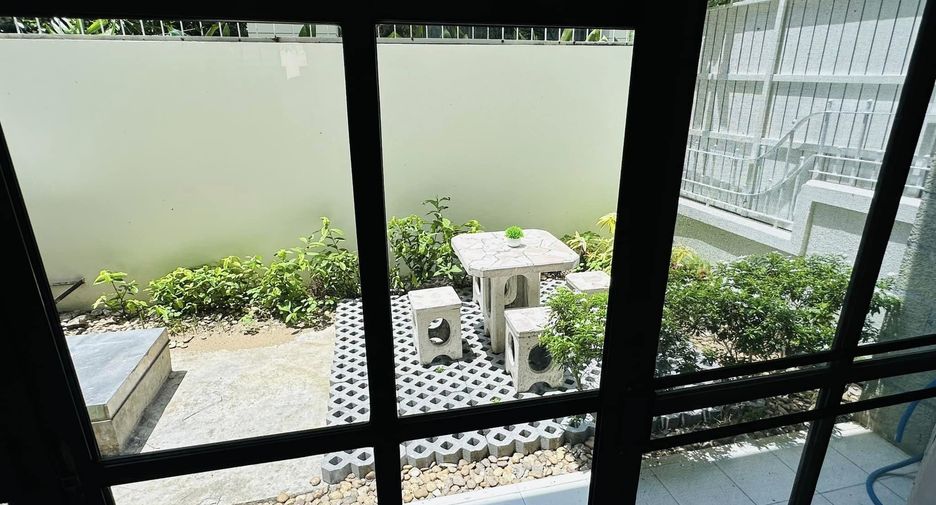 For rent 4 bedrooms townhouse in Watthana, Bangkok