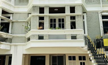 ให้เช่า 4 ห้องนอน ทาวน์เฮ้าส์ ใน วัฒนา, กรุงเทพฯ