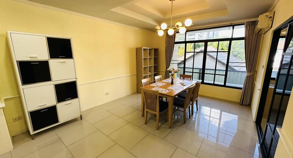 For rent 4 bedrooms townhouse in Watthana, Bangkok