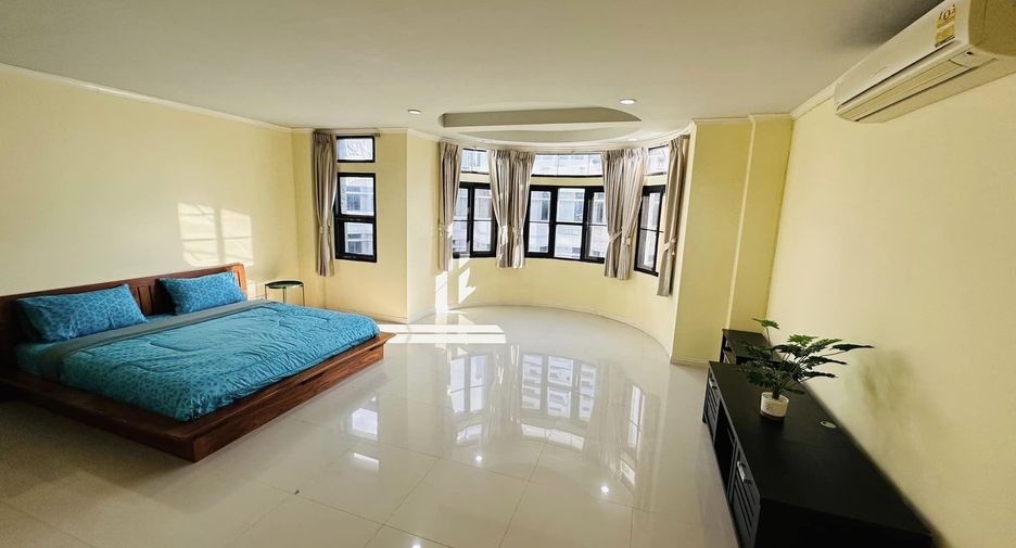 For rent 4 bedrooms townhouse in Watthana, Bangkok