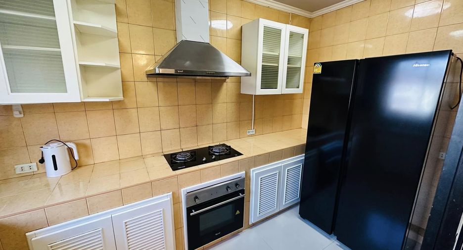 For rent 4 bedrooms townhouse in Watthana, Bangkok
