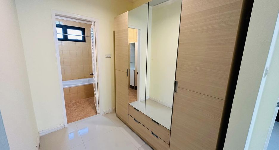 For rent 4 bedrooms townhouse in Watthana, Bangkok