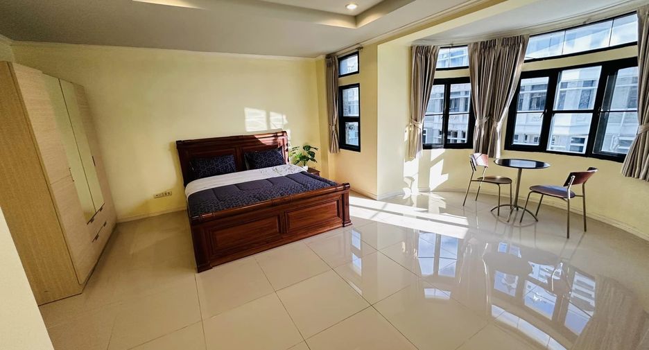 For rent 4 bedrooms townhouse in Watthana, Bangkok