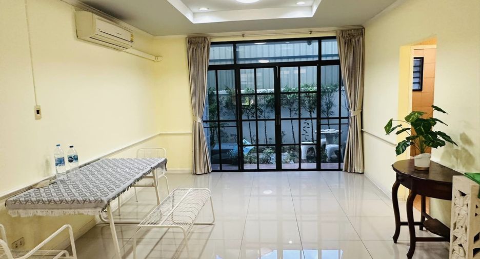 For rent 4 bedrooms townhouse in Watthana, Bangkok