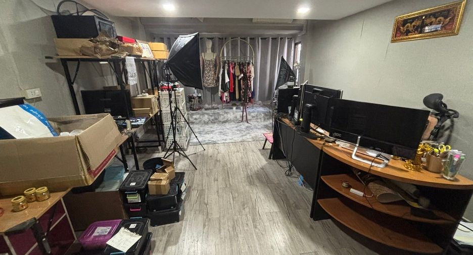 For sale 2 bedrooms retail Space in Phra Pradaeng, Samut Prakan