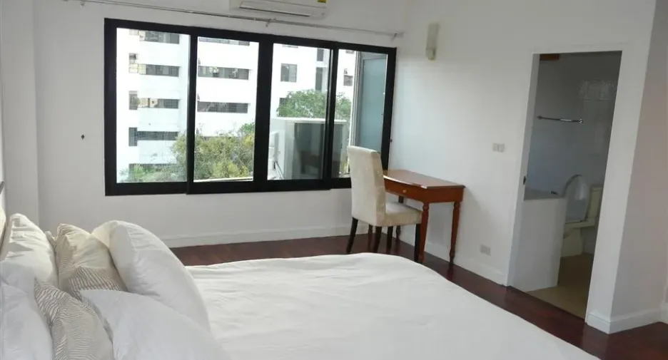 For rent 3 bedrooms condo in Sathon, Bangkok