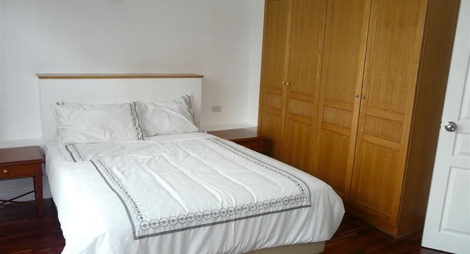 For rent 3 bedrooms condo in Sathon, Bangkok