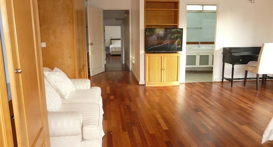 For rent 3 bedrooms condo in Sathon, Bangkok