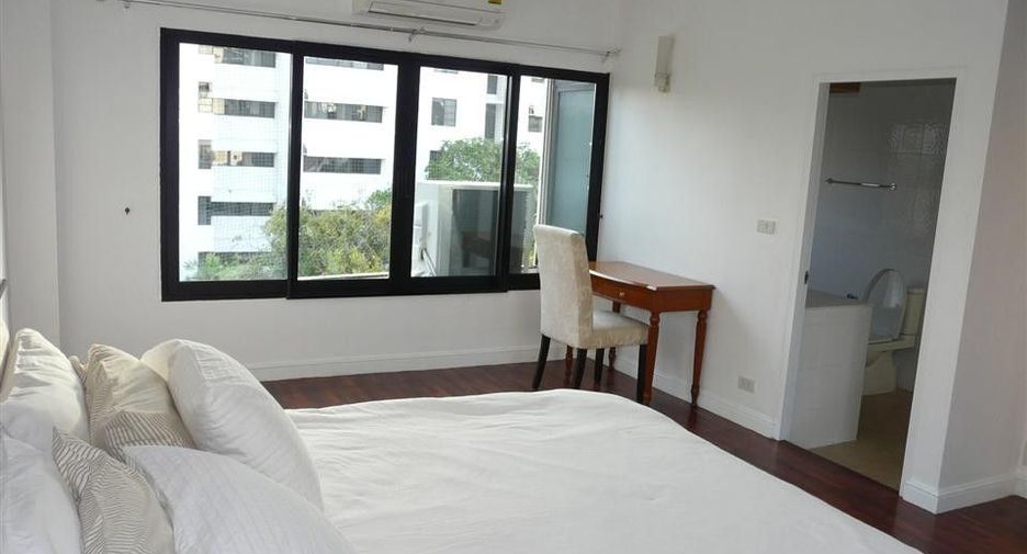 For rent 3 bedrooms condo in Sathon, Bangkok