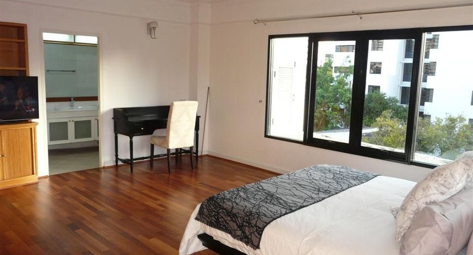For rent 3 bedrooms condo in Sathon, Bangkok