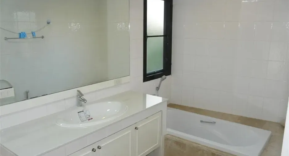 For rent 3 bedrooms condo in Sathon, Bangkok
