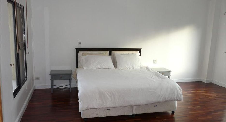 For rent 3 bedrooms condo in Sathon, Bangkok