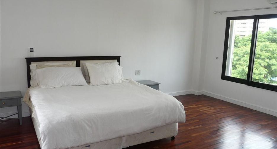 For rent 3 bedrooms condo in Sathon, Bangkok