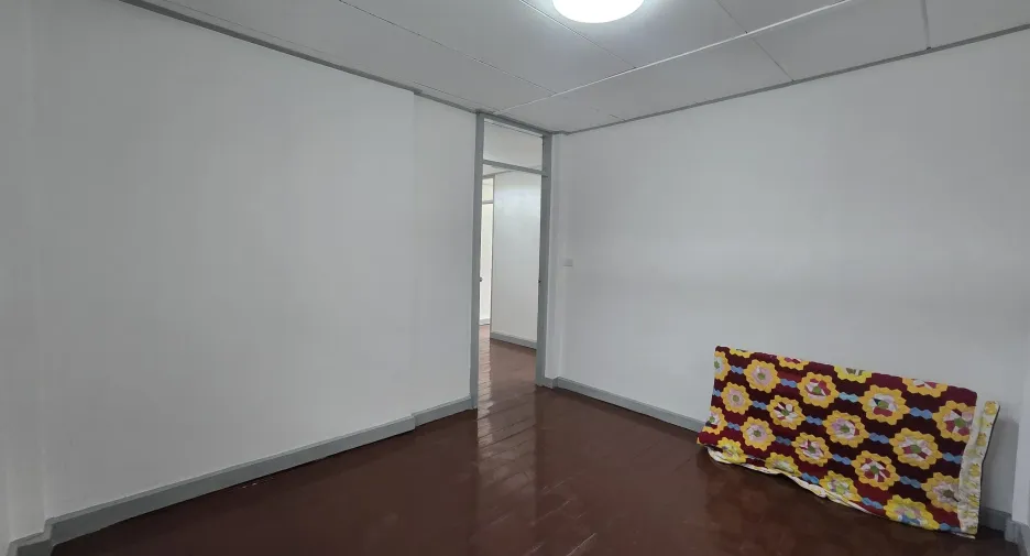 Casa adosada en venta y en alquiler de 3 habitaciones en Huai Khwang, Bangkok