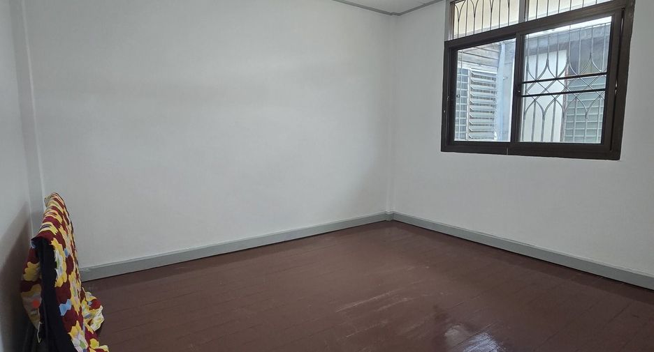 À vendre et à louer 3 chambres maison de ville à Huai Khwang, Bangkok